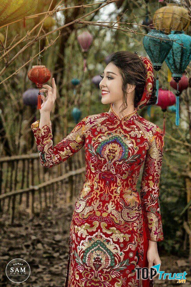 Mẫu áo dài cưới gấm kèm mấn đội đầu tại Canary Wedding