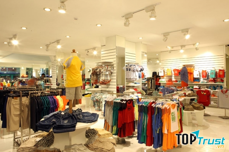 Bên trong một cừa hàng Canifa.