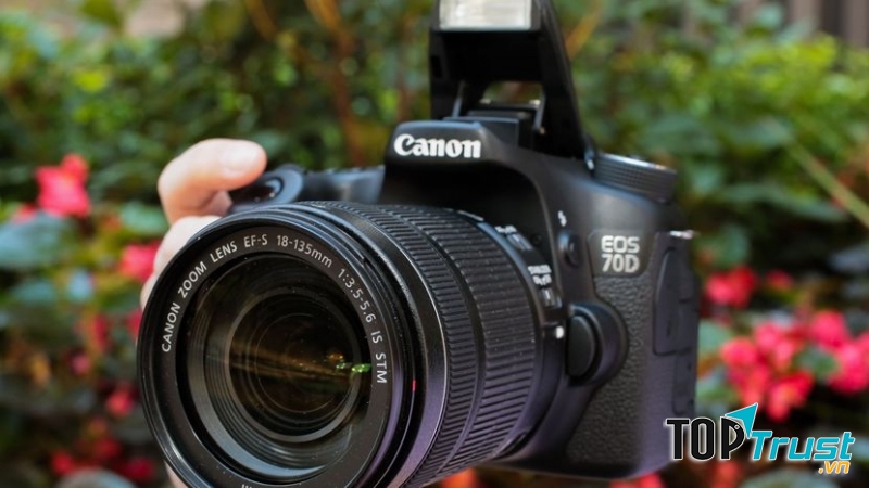 Canon EOS 70D là mẫu máy ảnh DSLR bán chuyên mới nhất của thương hiệu Canon