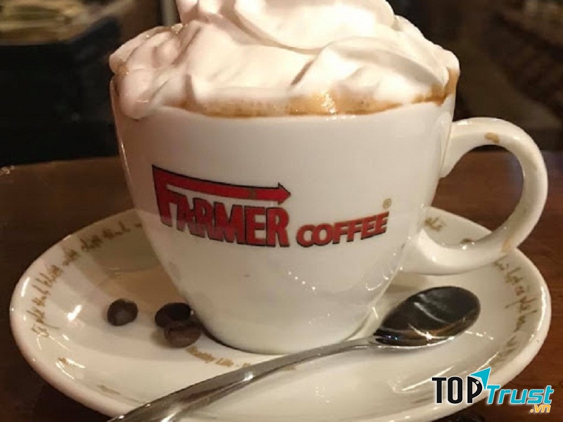 Tách capuchino với những điểm trang trí ngẫu hứng