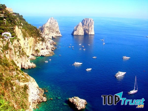 Đảo Capri nổi tiếng trên thế giới nhờ nhiều phong cảnh đẹp lạ thường