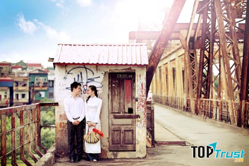 Nét cũ kĩ của cầu long biên làm bức ảnh thêm đẹp