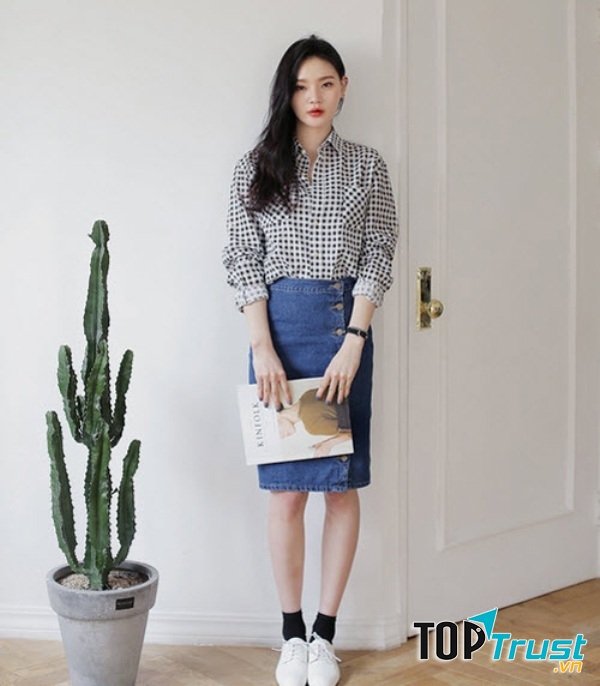 Kết hợp chân váy denim với áo sơ mi sẽ khiến bạn trở nên năng động và khỏe khoắn hơn.