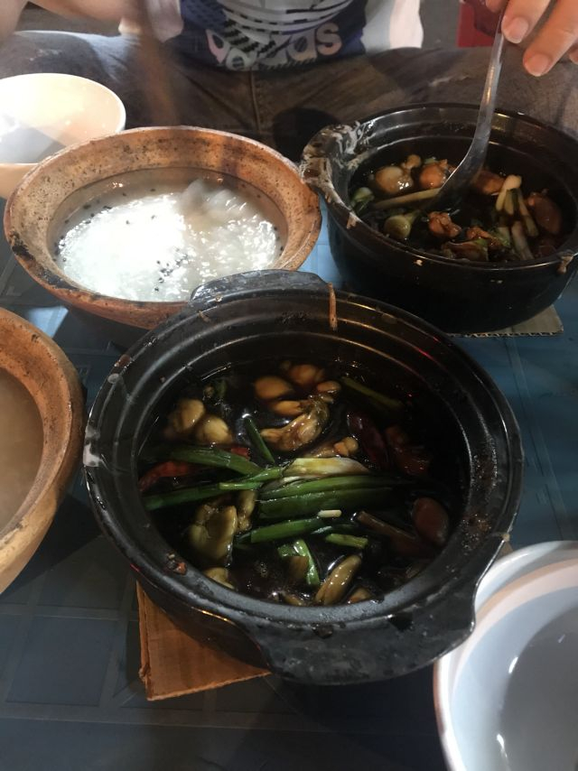   Quán cháo này mở bán vào khung giờ tối, cứ 7 giờ chủ quán lại bập bùng những chiếc bếp than để đun những nồi cháo nóng phục vụ khách qua lại