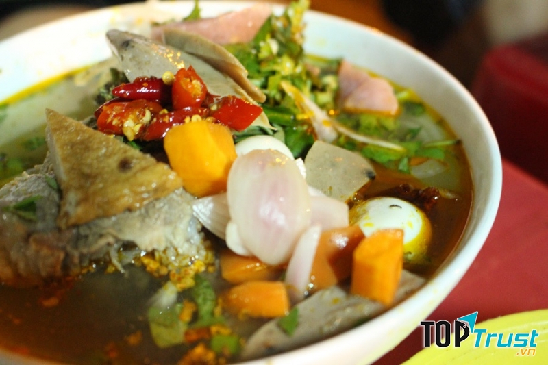 Một tô cháo đầy ắp đồ ăn