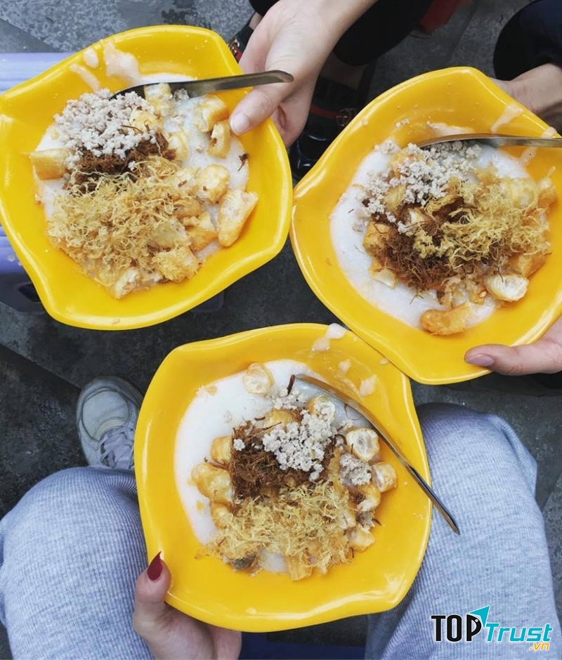 Cháo sườn ở đây luôn nóng hổi, không quá đặc mà cũng không loãng quá, thịt băm nhuyễn, miếng sườn sụn sần sật, cùng với vị đậm đà của ruốc nấm.