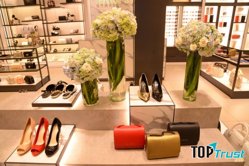 Không gian các shop của Charles & Keith rất thoải mái và thân thiện