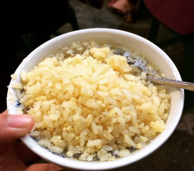 Những bát chè hầu như chỉ dùng hương thơm của nguyên liệu thiên nhiên như gạo, đỗ, nước hoa bưởi, hoa nhài.