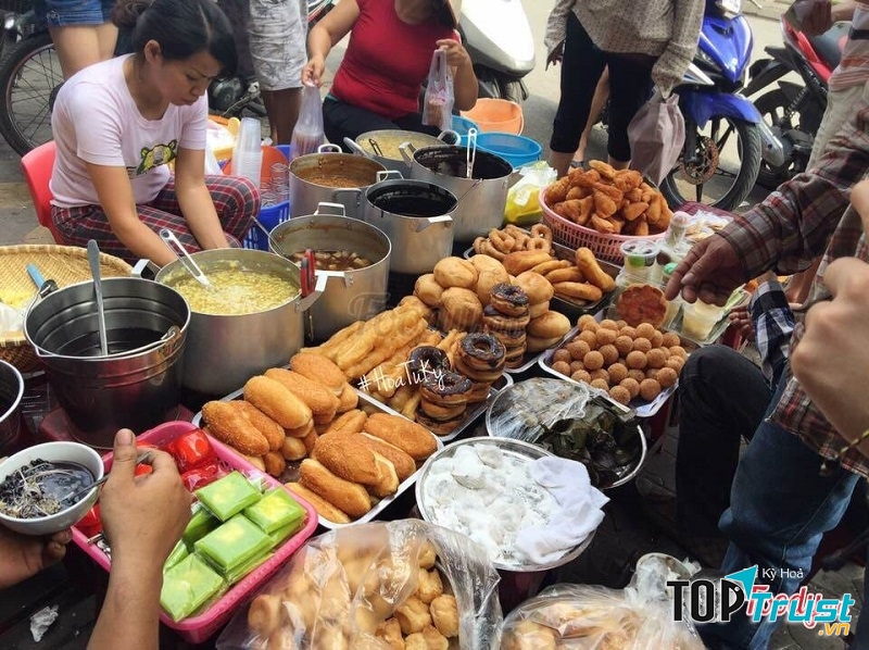 Quán rất đông khách mua cầm về vì để xe hơi bất tiện