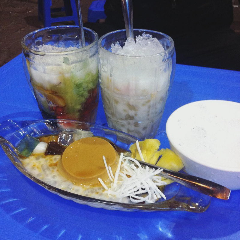 Nhắc đến quán Chè thập cẩm Cũ 1976, ngoài hương vị thơm ngon, đặc biệt thì khách hàng còn thường rỉ tai nhau về cốc chè với mức giá đắt đỏ nhất Hà Thành với tuổi đời trên 40 năm.