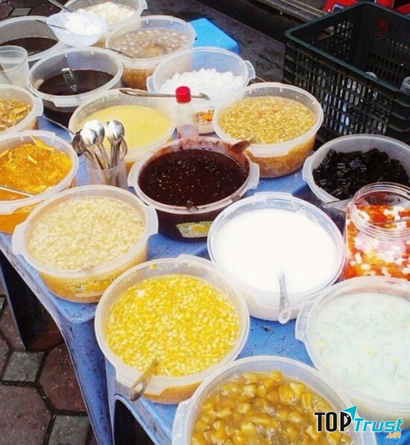 Chè tự chọn chỉ từ 10.000 đồng dọc đường Tạ Quang Bửu