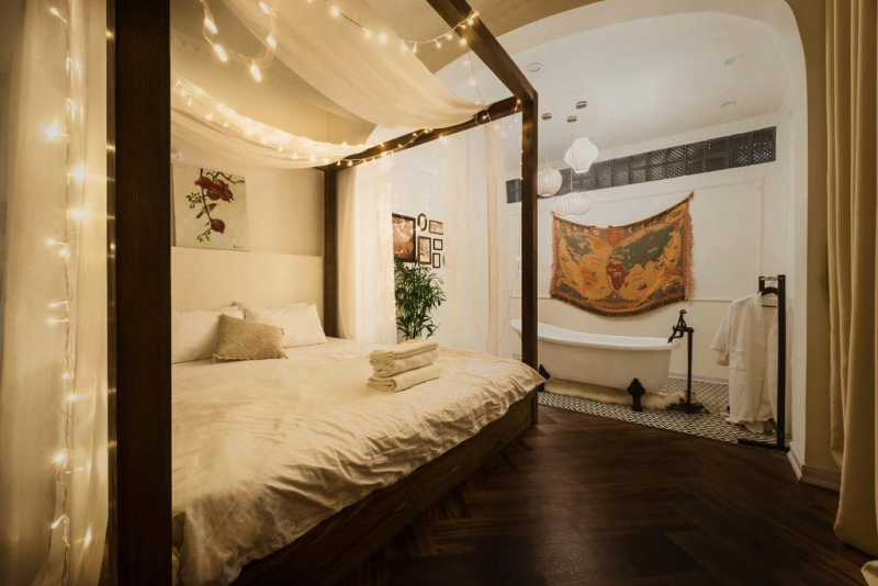 Căn hộ nhỏ xinh tràn ngập những gam màu ấm như cam, nâu…