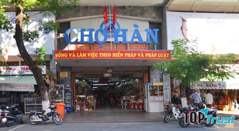 Lối vào cửa chính của chợ Hàn.