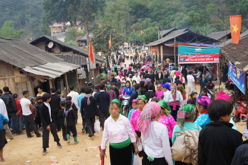 Chợ tình Khâu Vai