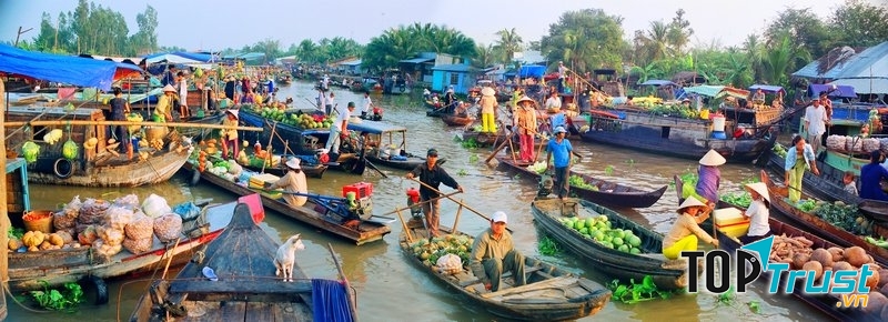 Cảnh buôn án tậ nập vào buổi sáng sớm tại khu chợ nổi ngã Năm