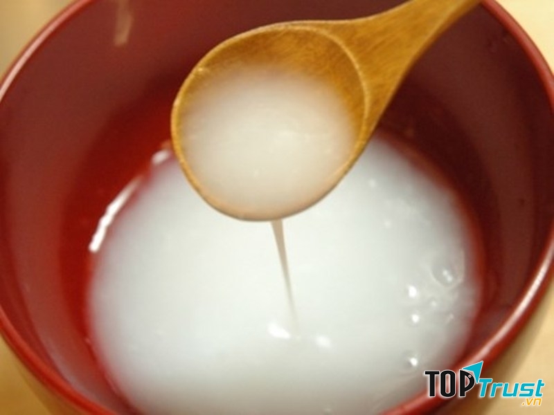 Cho trẻ uống nước cơm