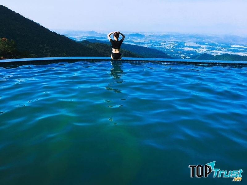 Là bể bơi nằm lưng chừng núi nên rất lãng mạn