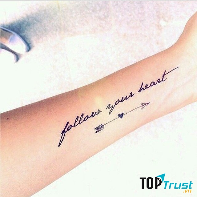 Những người lựa chọn mẫu tattoo này thường rất yêu văn học, cực kỳ thích sách và có thế giới nội tâm vô cùng sâu sắc.