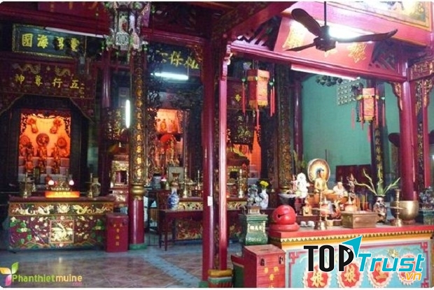 Quang cảnh bên trong chùa Ông