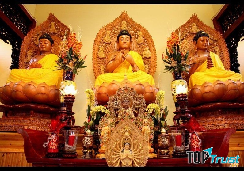 Tượng Phật bên trong chùa