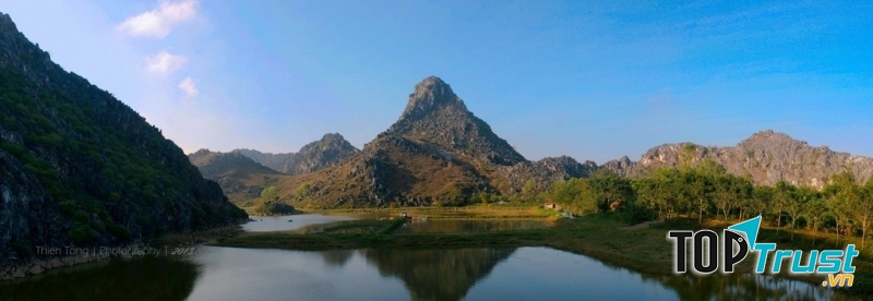 Toàn cảnh đồi Phủ Thông và hồ Đồng Vụa mùa nước cạn