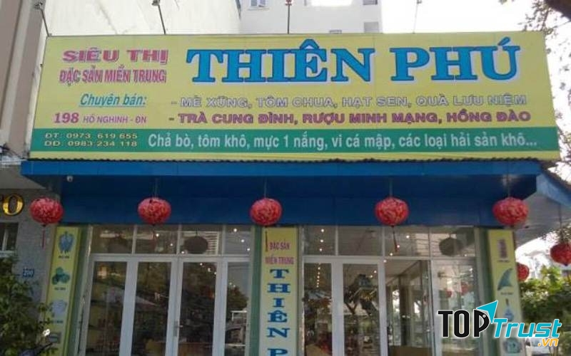 Siêu thị đặc sản Thiên Phú nhìn tổng thể từ bên ngoài.