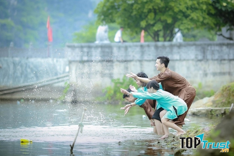 Tới đây ta như trở về với cội nguồi, tuổi thơ