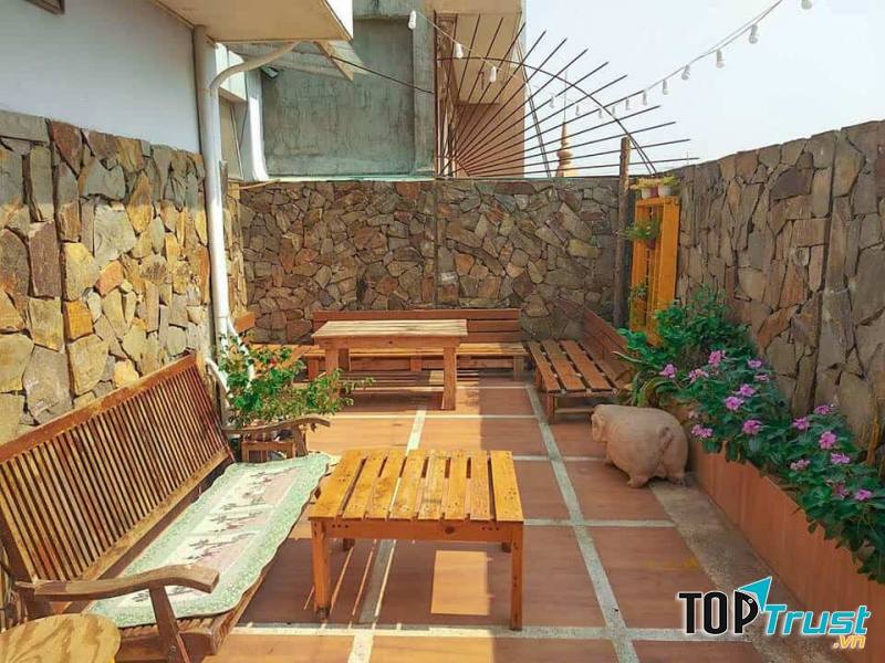 Khu vực sân thượng thoáng đãng của Cỏ Mây Homestay Vũng Tàu
