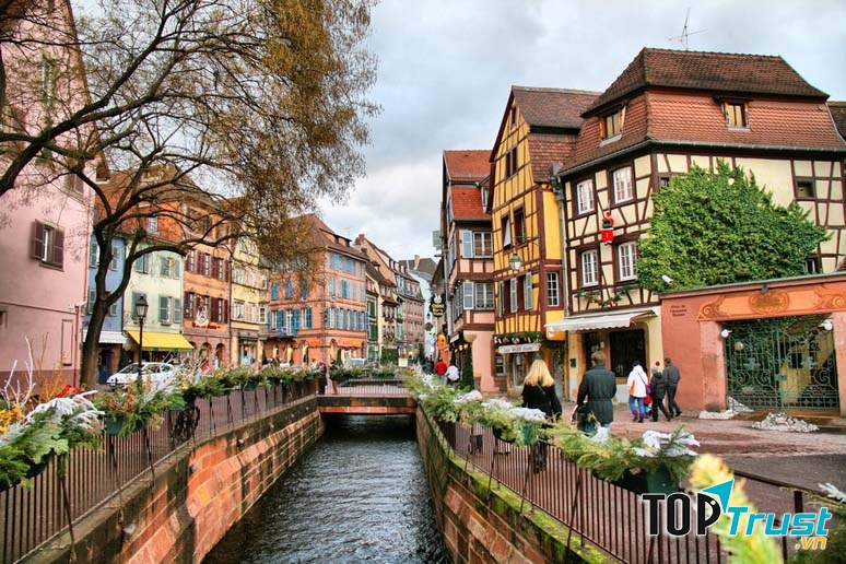 Ngôi làng nhỏ xinh với những gam màu kẹo ngọt sặc sỡ như bước ra từng những câu chuyện cổ tích.