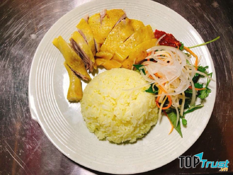 Gà được lựa chọn từ loại gà ta, thịt chắc, tươi