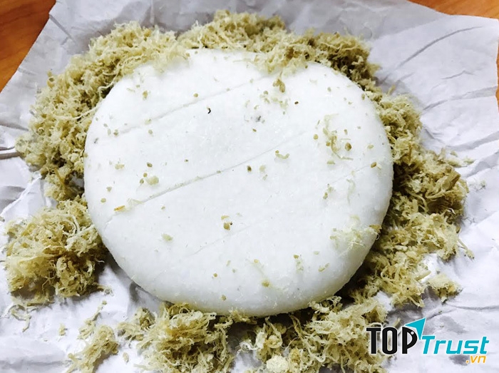 Bạn có thể gặp được hàng cơm nắm muối vừng ở bất cứ đâu, trên một vỉa hè của Hà Nội.﻿