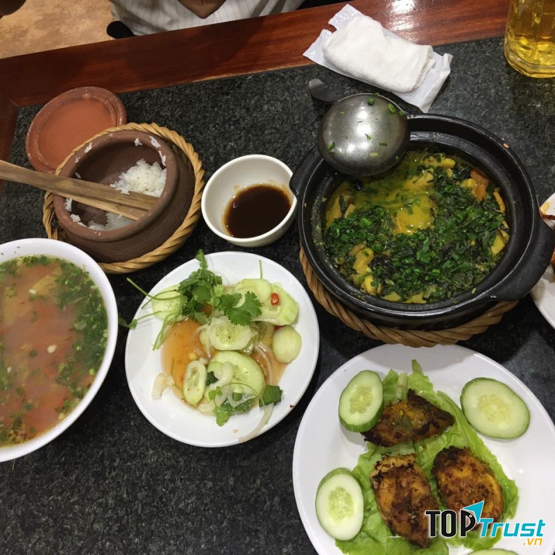 Cơm niêu Tố Uyên