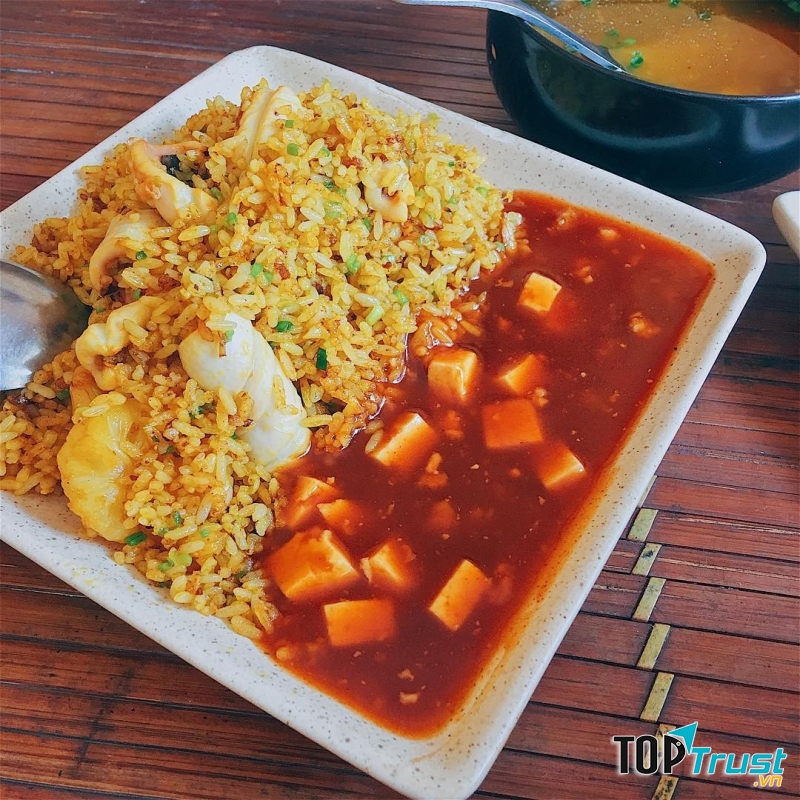 Cơm rang hải sản sốt cay