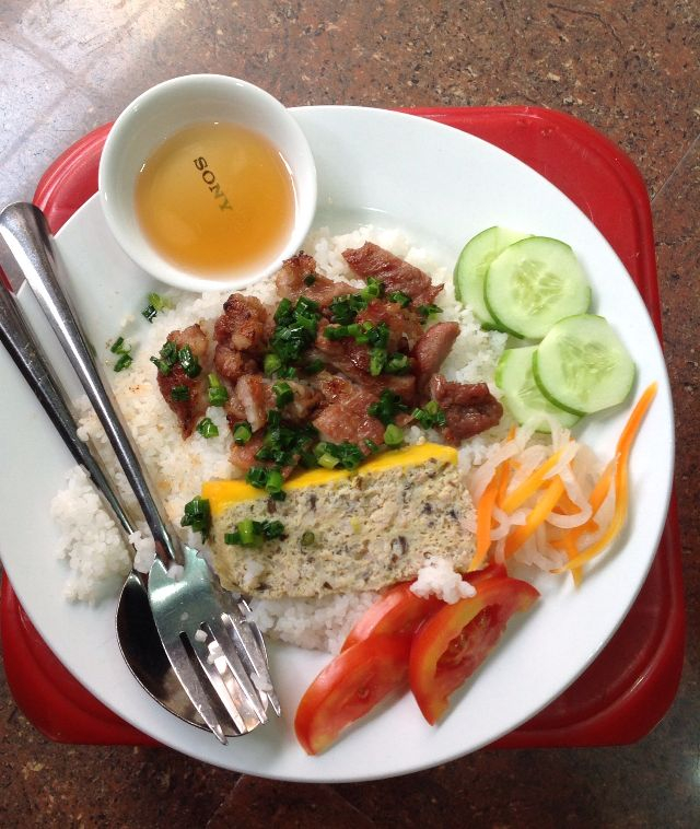   Quán ăn bình dân này đa dạng món ăn lắm, nhưng sức hút của quán vẫn ở món cơm tấm.