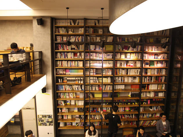 Kệ sách với hơn 2.000 đầu sách được chọn lọc kỹ lưỡng với đủ các thể loại