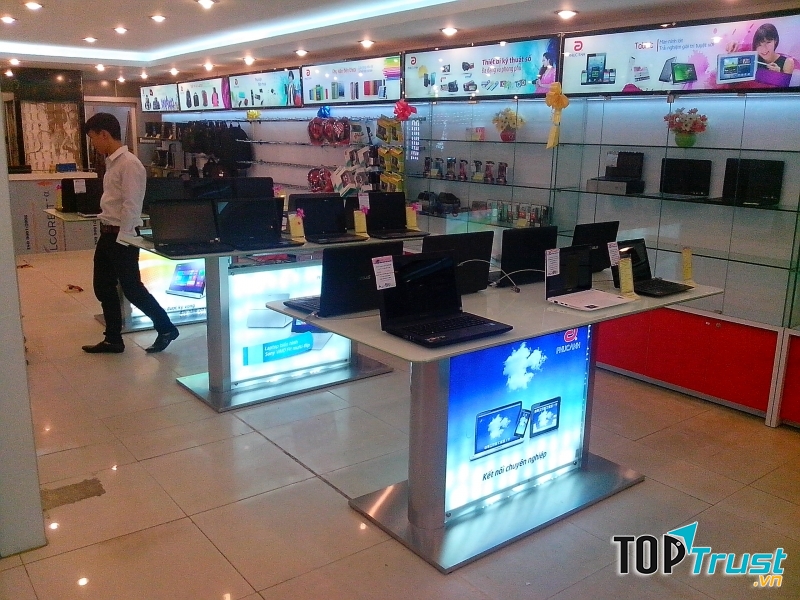 Bên trong một showroom của Phúc Anh