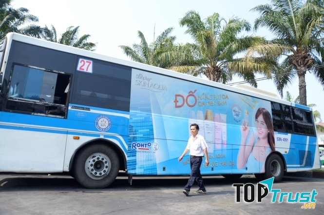 Xe buýt số 27 chạy tuyến Bến Thành - An Sương có giới thiệu quảng cáo trên thân xe