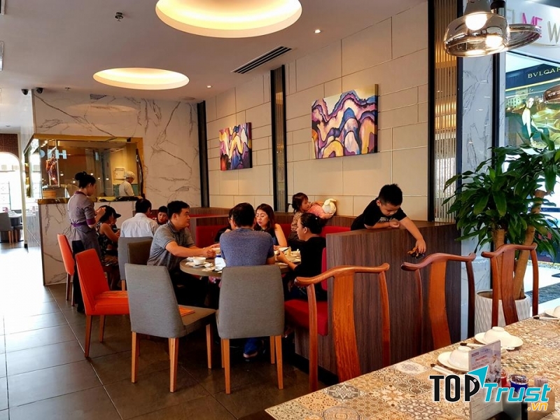 Quán có không gian sang trọng, thích hợp cho gia đình.