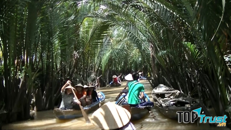 Du khách có thể đi trên thuyền để ngắm Cù lao