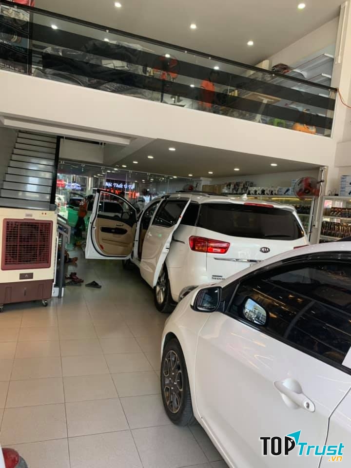 không gian cửa hàng Thành Tín rộng rãi, hiện đại