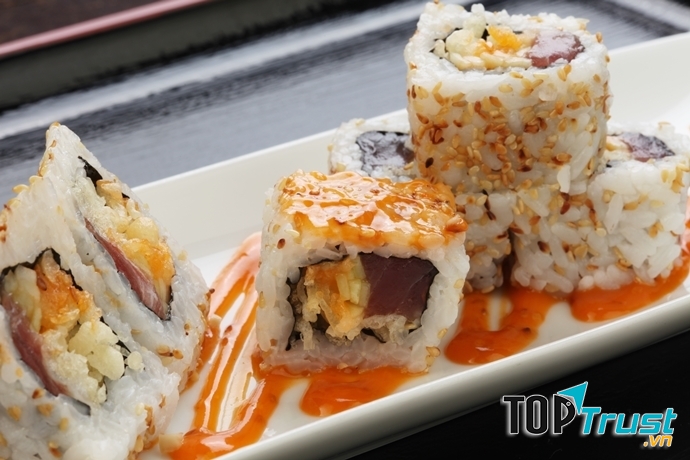 Cuốn cá ngừ sốt cay