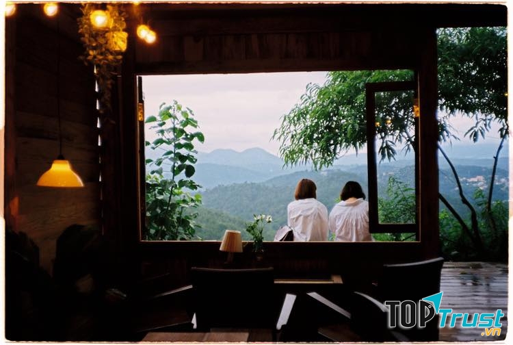 Cheo Veoo có gió trời Đà Lạt, có những giai điệu nhẹ nhàng, có những chiếc ghế gỗ đặt ngoài hiên để khách hàng thư giãn.