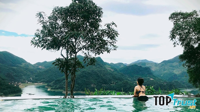 Ngắm trọn khung cảnh núi rừng miền Bắc từ bể bơi vô cực trên cao