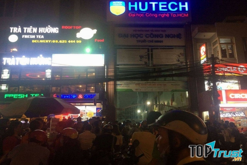 Nam sinh viên tử vong vì mảng bê tông rơi trúng vào đầu tại trường đại học HUTECT