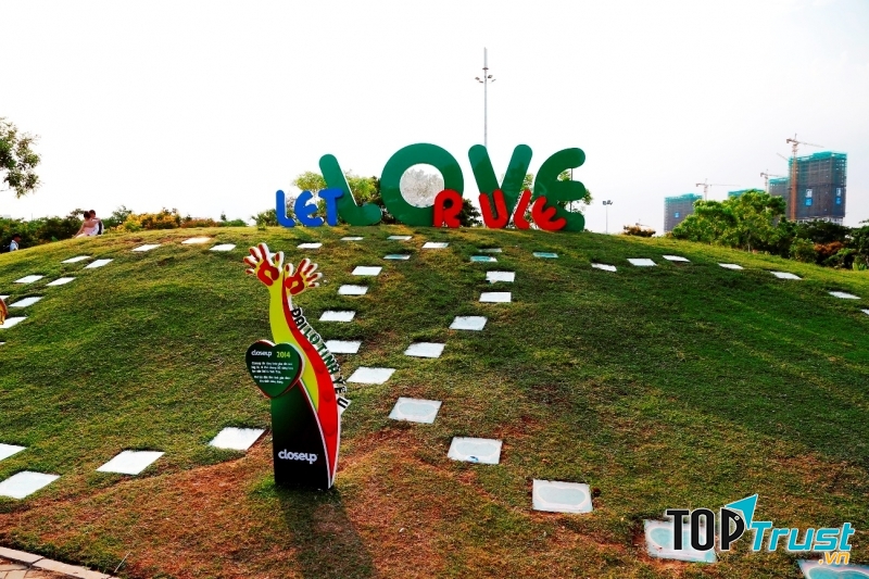 Một góc nhìn từ Đại Lộ Tình Yêu