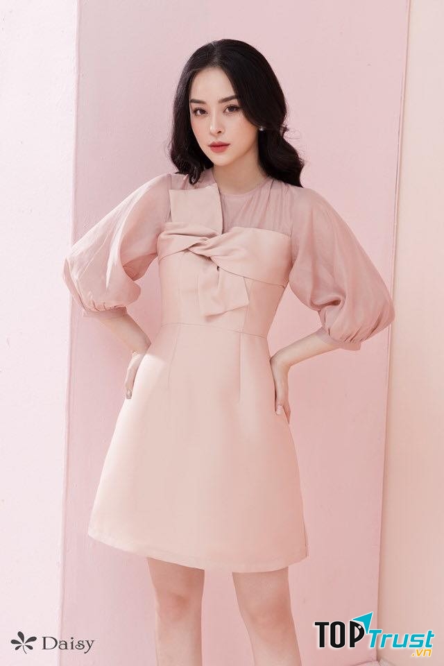 Đến với Daisy bạn sẽ có cơ hội được ngắm nhìn những bộ cánh lộng lẫy, điệu đà