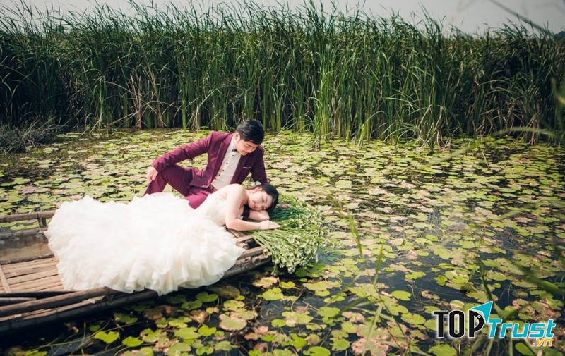 Cô dâu - chú rể thoải mái ghi lại những tấm ảnh đáng nhớ nhất