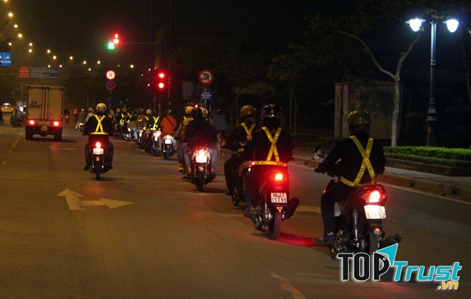 Dán decal và mặc áo phản quang để nhận diện thành viên đoàn