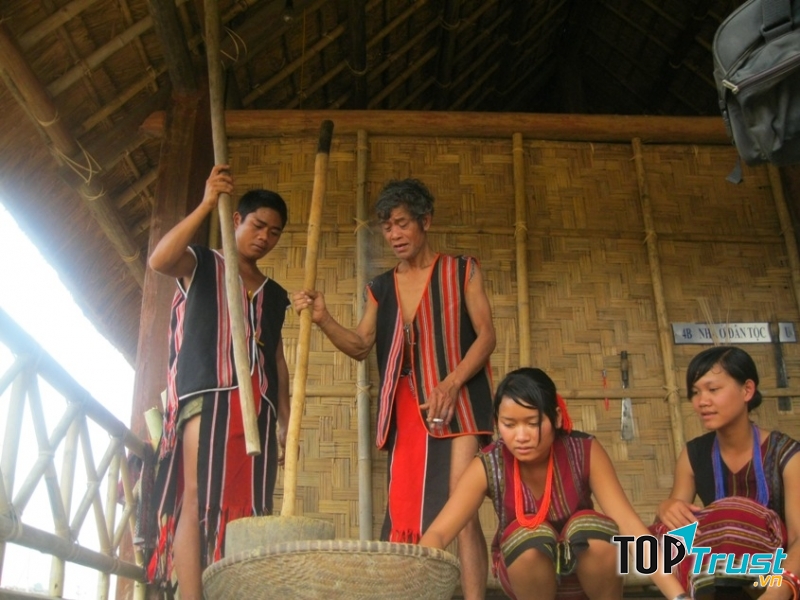 Trang phục truyền thống của người Brâu.