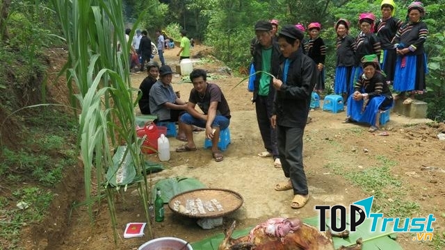 Lễ cúng thần rừng của người Pu Péo.